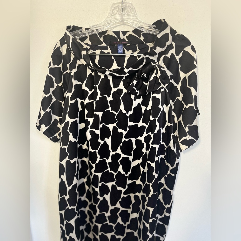Andrea Behar Black and White Abstract mini dress. 100% silk. Preowned in great